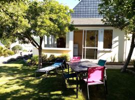 Comfortable holiday home with garden in quiet location, Binic、ビニックのホテル