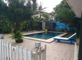 Villa Bonapriso avec piscine, cabaña o casa de campo en Douala