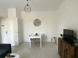 Grand deux pièces au pied du parc du château