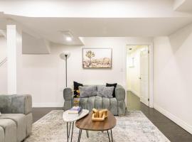 Stylish & Spacious Guesthome With More Than Essentials, מלון בניומרקט