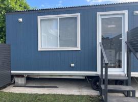 Sweet Cute blue tiny home with Pool and 2 minute drive to the beach，臥龍崗的獨立小屋