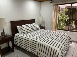Casa completa cerca del aeropuerto, hotel em San José