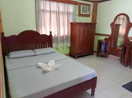 Regular Room in Casa de Piedra Pension House، فندق مع موقف سيارات في Bato