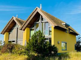 Ostsee - Reetdachhaus Nr 8 "Sonne und mehr" im Strand Resort, luksushotelli kohteessa Heiligenhafen