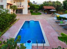 Villa Rea Luxury 5 bdrs with swimming pool, hotel in Kremasti