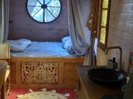 La roulotte du petit paradis, luxury tent in Saint-Rémy-de-Provence