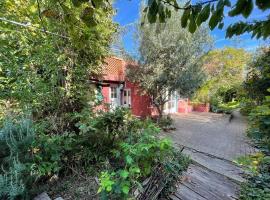 Charmante maison dans jardin, calme, 55m2- 2ch, métro, très proche Paris, hotel em Vitry-sur-Seine