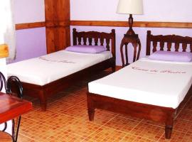 Twin Room in Casa de Piedra Pension House، فندق مع موقف سيارات في Bato