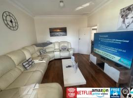 Wollongong station holiday house with Wi-Fi,75 Inch TV, Netflix,Parking,Beach, hotell i Wollongong