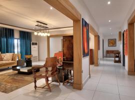 10 bedroom Luxurious Villa, cabaña o casa de campo en East Legon