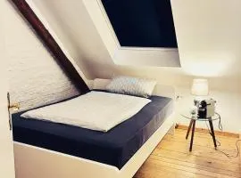 b e d & a g e d e s i g n -small- wunderschönes Zimmer mit Bad - Rechnungserstellung für Geschäftsreisende & Firmen