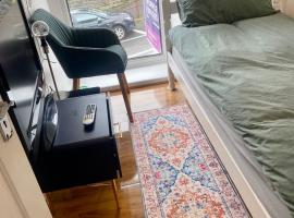 Single bed in a peaceful house in Morriston, homestay in Morriston