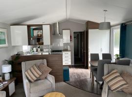 6 Berth Comfy Homely Caravan, Dog Friendly, hotel in zona Castello di Burgh, Belton