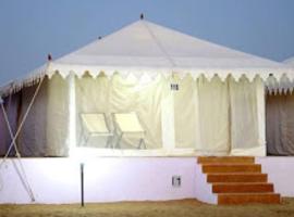 Romiyo Desert Camp, hotel in Jaisalmer