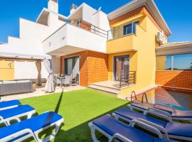 Cozy villa with pool and Barbecue، فندق مع موقف سيارات في ألبوفيرا