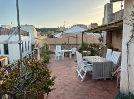 NOTARIA-Apartamento y Estudio en casco antiguo, al lado de playa, Rambla y Monasterio, con acceso a terraza ajardinada, paplūdimio viešbutis mieste Sant Feliu de Gišolsas