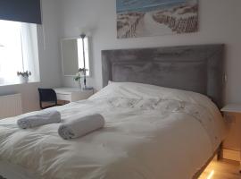 Barnoaks House - New Private Room with Private Bathroom, family hotel in Dublin