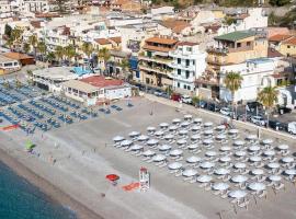 Perla de Mar a 20m dalla spiaggia, hotel in Letojanni