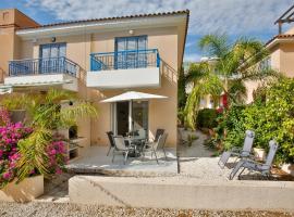 Casa Del Sol Townhouse in Iris Village Paphos, cabana o cottage a Pafos