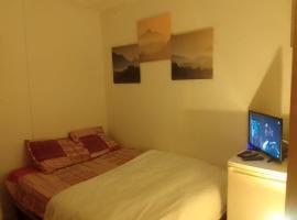 Simple Small Rooms, отель типа «постель и завтрак» в городе Гарж-ле-Гонесс