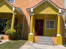 TOWNHOUSE GET-a-WAY, hotel with parking in Mandeville