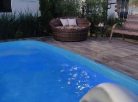 Casa com piscina, hotel keluarga di Passo de Torres