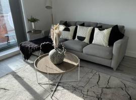 Luxury Spring Stays Lichfield City Centre 2 Bedroom Apartment With Free Secure Parking – apartament w mieście Lichfield