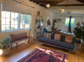 Gorgeous boho bungalow in the heart of Pasadena, hotel in Pasadena