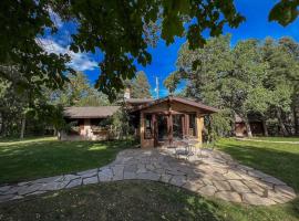 The Creekside Cabin at La Caille, vila v destinaci Sandy