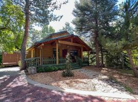 Cozy Forest Cottage at La Caille, chalet di Sandy