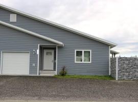 Single story 3 beds 1 car garage, rumah liburan di Fairbanks