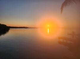 Oceanfront w/ Dock & Kayak Pirate's Cove Key Largo, holiday home in Jewfish