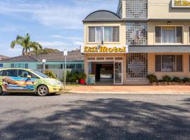 Port Aloha Motel, מלון ליד נמל התעופה פורט מקווארי - PQQ, 