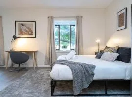 'Zen Boutique' A Well-connected Studio with Parking