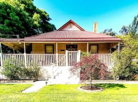 Carinya Cottage, hotel in Myrtleford