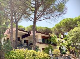 Luxury private Villa 25m Pool, Gym, 200m to Beach, מלון בCañet de Mar