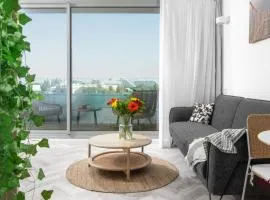 דירה מעוצבת עם נוף מטריף לים במתחם סי סייד - Edomlux