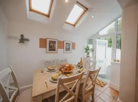 Cotswolds- Homely 2 bed house with garden, WiFi - Esho Stays
