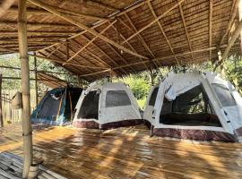 Green smile camping and private beach، مكان تخييم فخم في مينْغكرابي