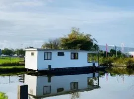 Woonboot in Sumar gelegen tussen Leeuwarden en Drachten