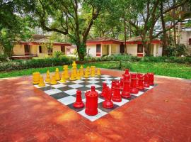 Srushti Farms Resort, hotel met parkeren in Vasind