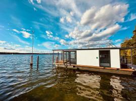 Hausboot Chalet im See, lavprishotell i Bad Saarow