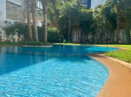 Stunning apartment with pools, hotel in Tamaris