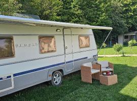 Campervan romantic getaway in Old Town Brasov, hotel v destinaci Brašov