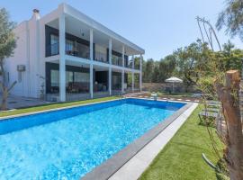 Bodrum Bliss: Stunning Flat w Pool and Garden, apartemen di Yaliciftlik