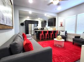 Vibrant Vacation Escape with Fast WIFI and KING BED Close to Downtown Houston!, hotell i Houston