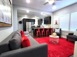Vibrant Vacation Escape with Fast WIFI and KING BED Close to Downtown Houston!, villa em Houston
