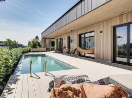 Tiny Villa mit Pool im Salzburger Seenland, holiday home in Kirchberg bei Mattighofen