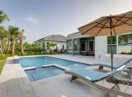 Luxe Palm Beach Gardens Home with Private Pool and Spa, хотел с джакузита в Палм Бийч Гардънс