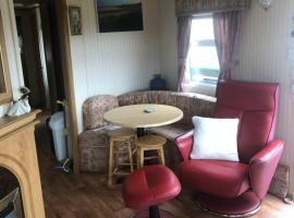 Màire’s Mobile Home, hotell med parkering i Falcarragh